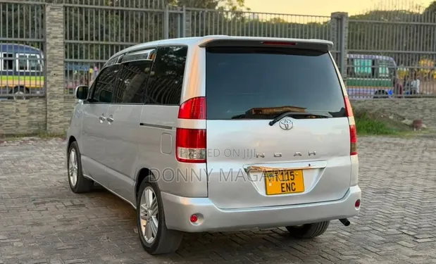 Toyota Noah 2003 Silver - 1