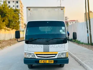 Mitsubishi Canter 2002 Nyeupe Lori la Boxbody
