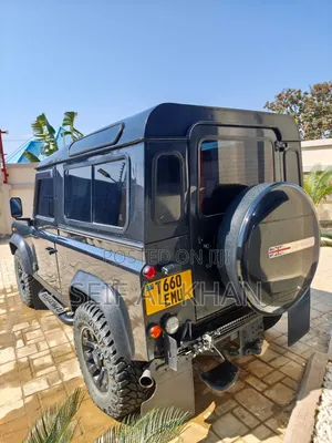 Land Rover Defender Puma 2014 Black