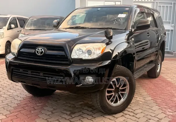 Toyota Hilux Surf 2007 Nyeusi ya Matt - 1