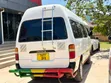 Toyota HiAce 2002 Nyeupe - 2