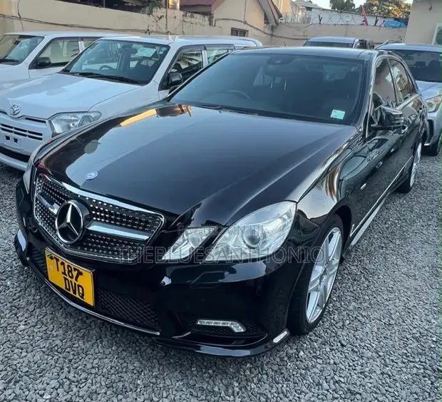 Mercedes-Benz E200 2012 Nyeusi - 1