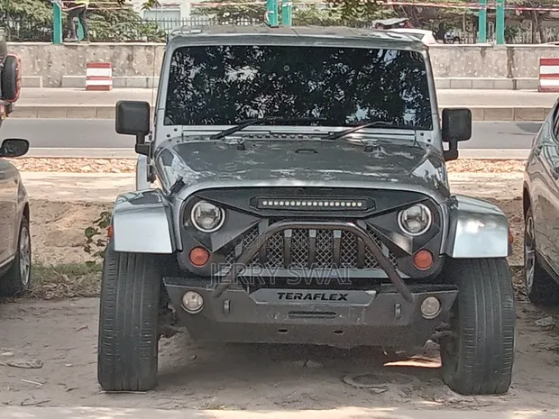 Jeep Wrangler 2011 Silver - 1