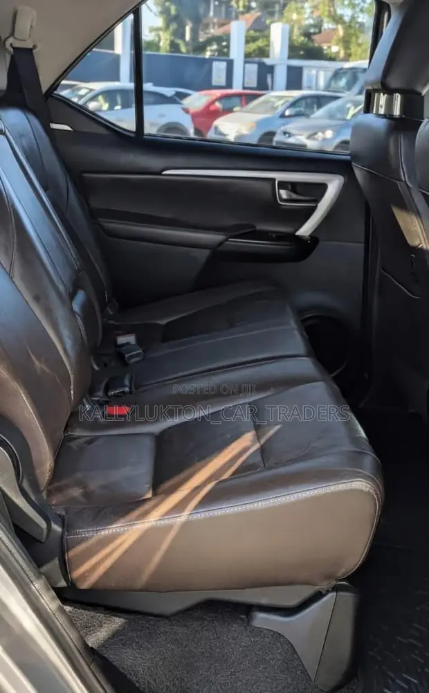 Toyota Fortuner 2018 Silver - 1