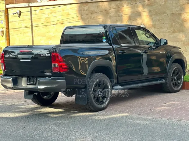 Toyota Hilux 2020 Nyeusi - 1