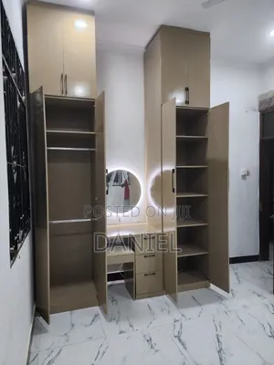Kabati la Nguo la Milango 4 la Wood-Mode na Dressing Table