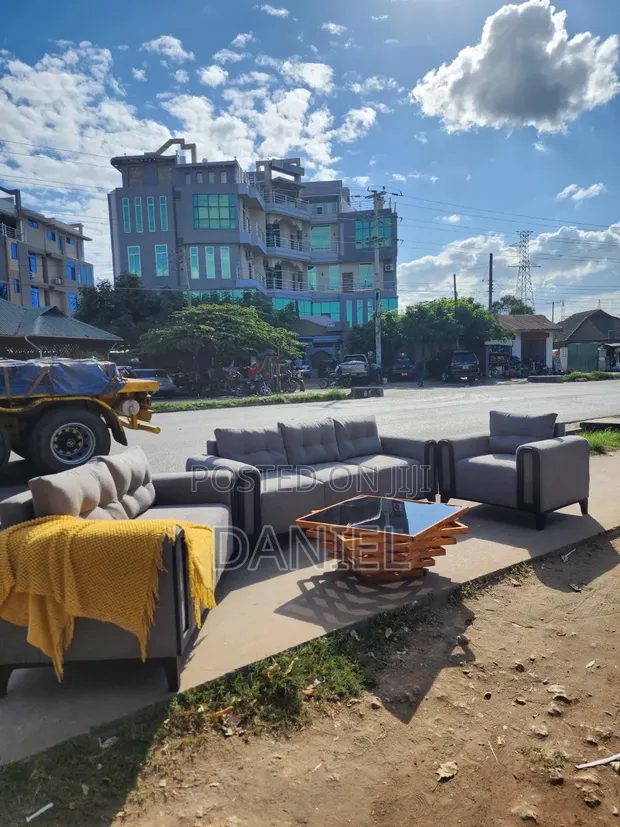 Sofa Set Ya Watu 6 Grey Velvet Pamoja Na Coffee Table - 1