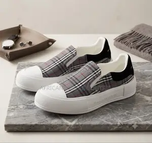 Alexander McQueen Slip-On Sneakers - Mfumo wa Plaid
