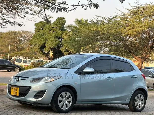 Mazda Demio 2012 Kijani - 1