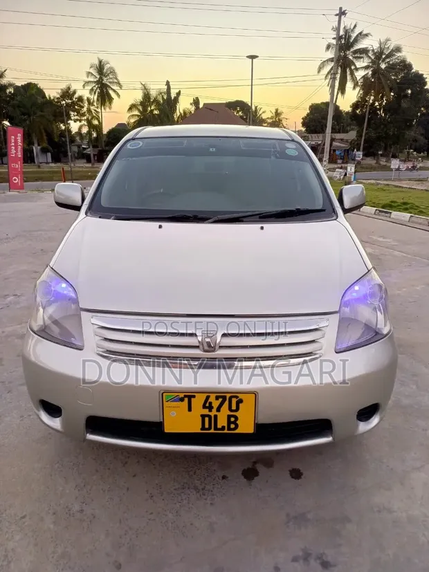 Toyota Raum 2004 Silver - 1