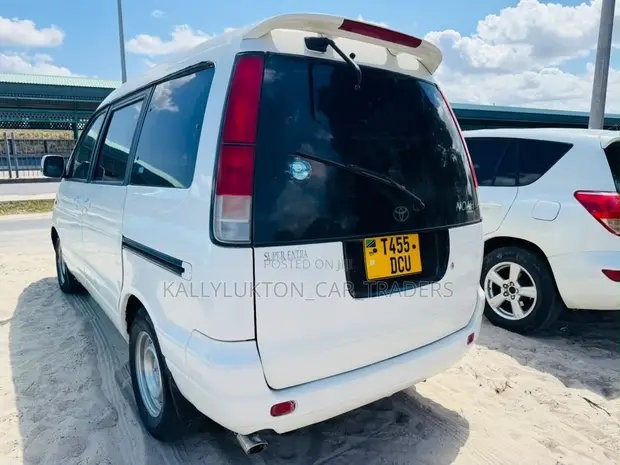 Toyota LiteAce Noah 2000 White - 1