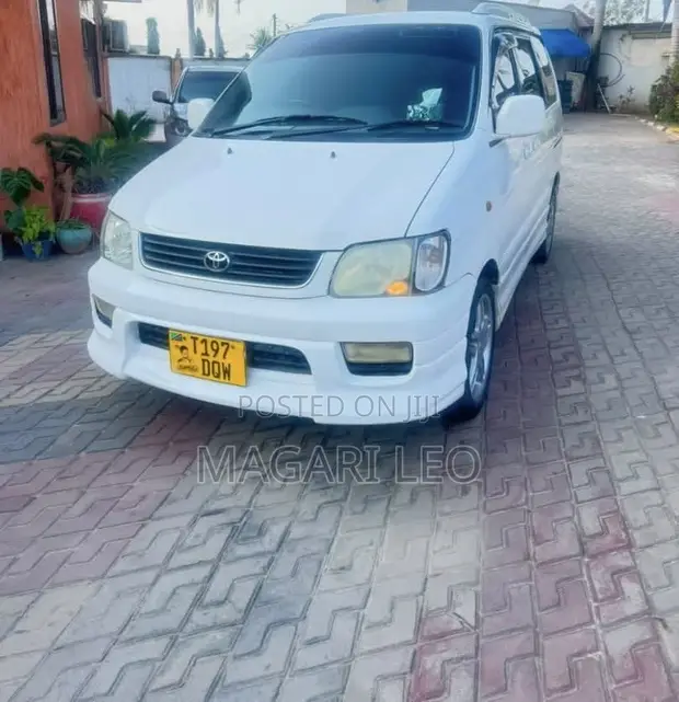 Toyota Noah 2.0 FWD (8 Seater) 2001 White - 1