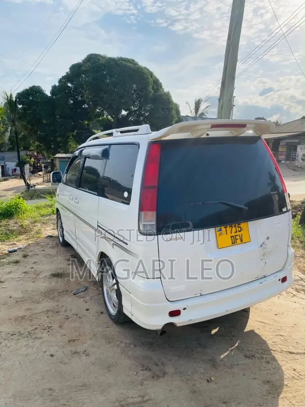 Toyota Noah 2.0 FWD (Viti 8) 2001 Nyeupe - 1