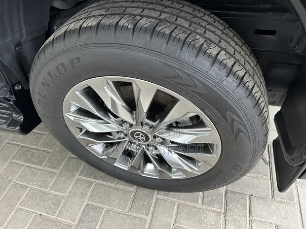 Toyota Land Cruiser LC300 2025 Black - 1