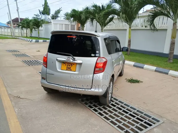 Toyota Ractis 2007 Silver - 1