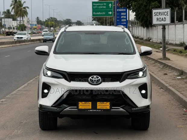 Toyota Fortuner 2024 White - 1