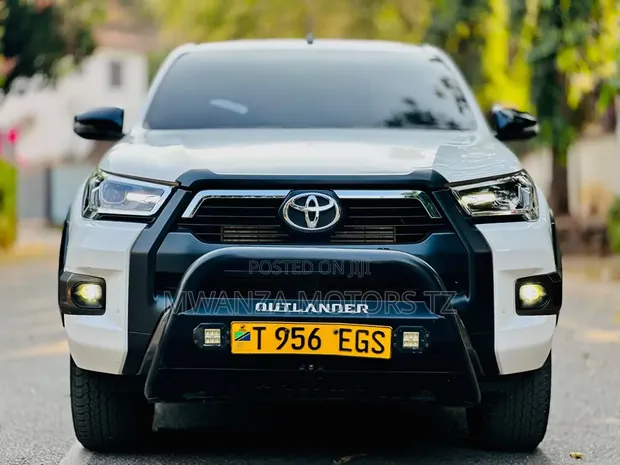 Toyota Hilux 2024 White - 1