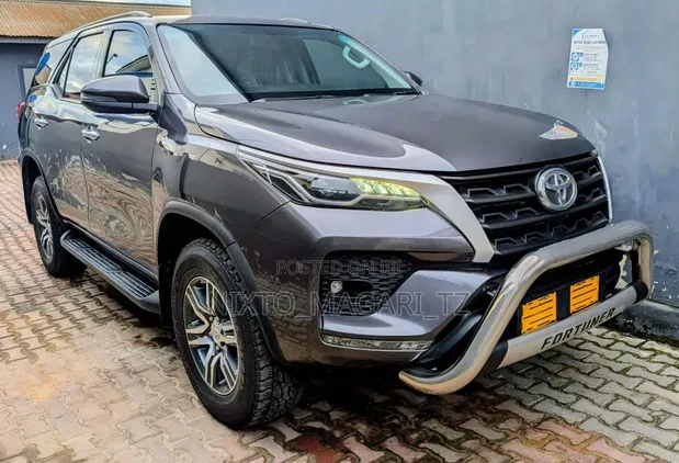 Toyota Fortuner 2022 Gray - 1