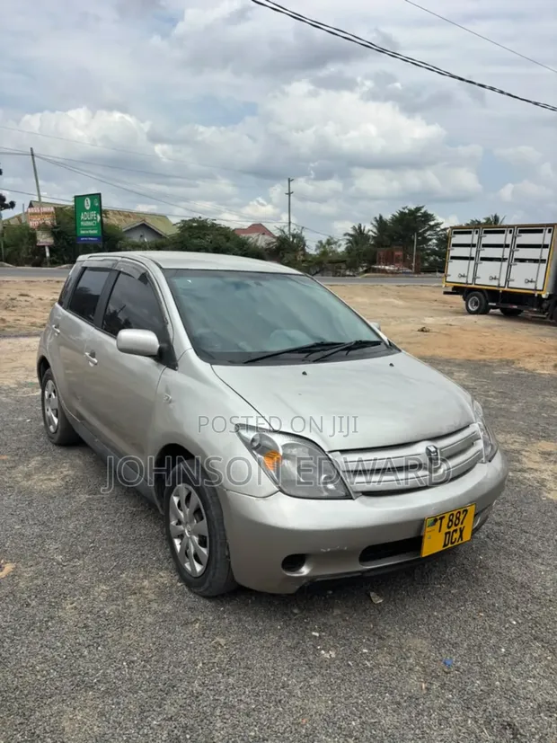 Toyota IST 2004 Silver - 1