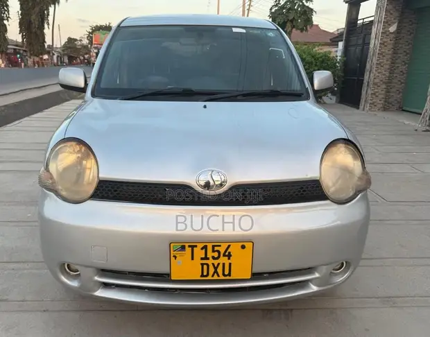 Toyota Sienta 2006 Silver - 1