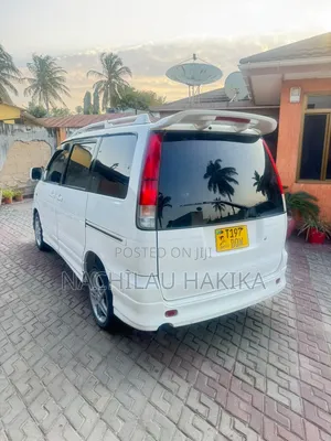 Toyota Noah SR40 2001