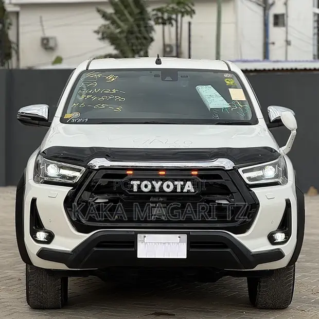 Toyota Hilux 2023 Pearl - 1