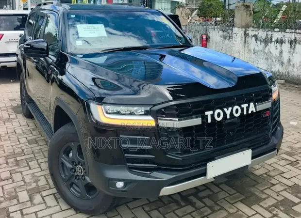 Toyota Land Cruiser LC300 GR Sport 2025 Black - 1