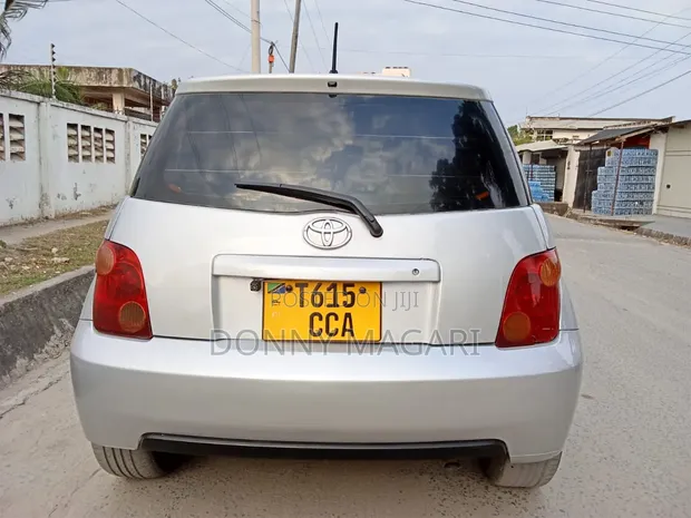 Toyota IST 2004 Silver - 1