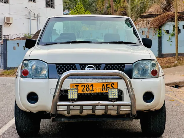 Nissan Hardbody 1997 White - 1