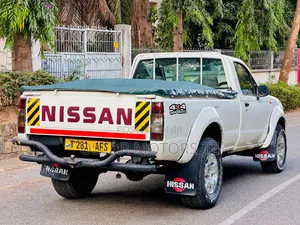 Nissan Hardbody 1997 Nyeupe