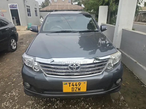Toyota Fortuner 2013 Gray - 1