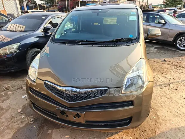 Toyota Ractis 1.5 FWD 2005 Hatchback - 1