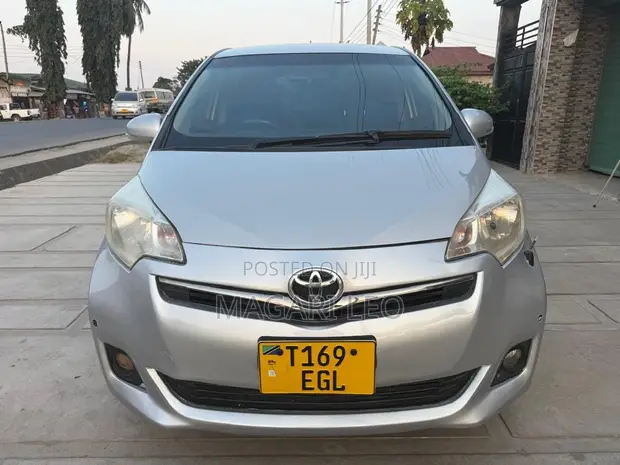 Toyota Ractis 1.5 FWD 2012 Silver - 1