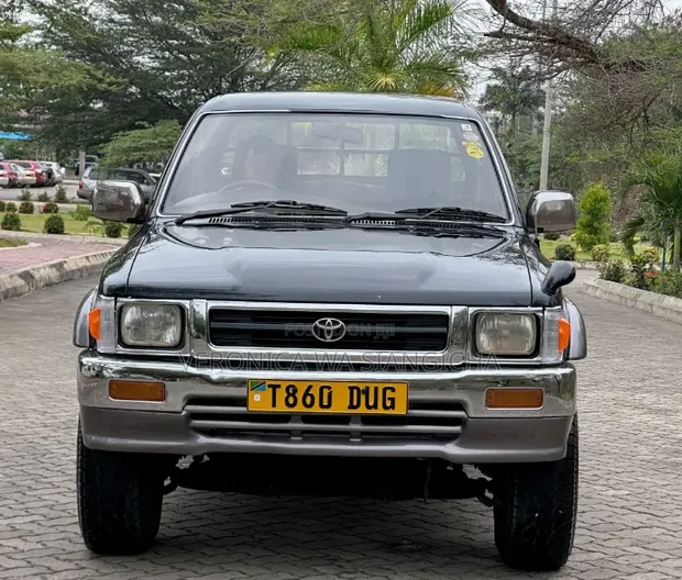 Toyota Hilux Pickup 1990 Black - 1