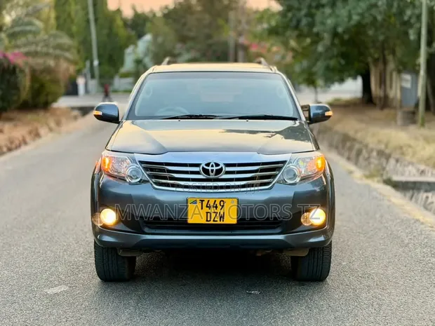 Toyota Fortuner 2013 Beige - 1