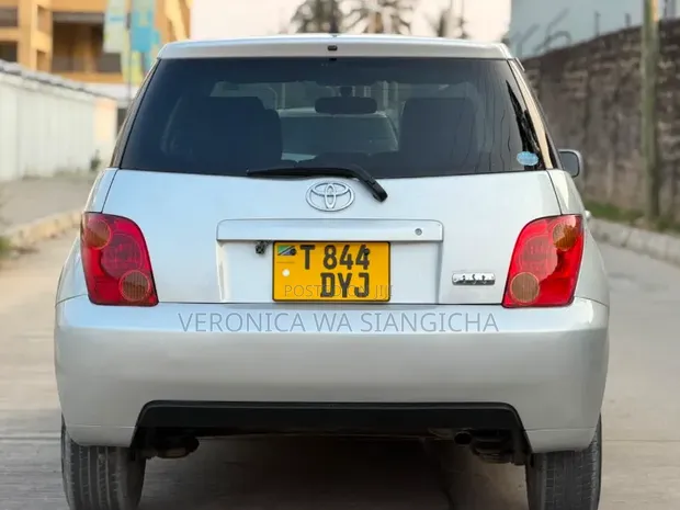 Toyota IST 2004 Silver - 1