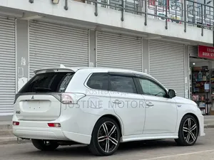 Mitsubishi Outlander PHEV 2013