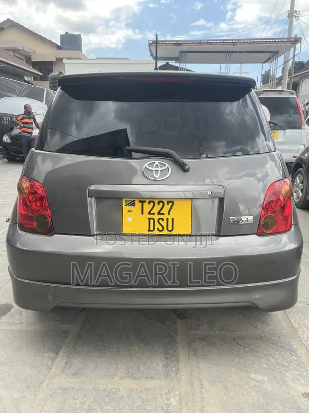 Toyota IST 2005 Gray - 1