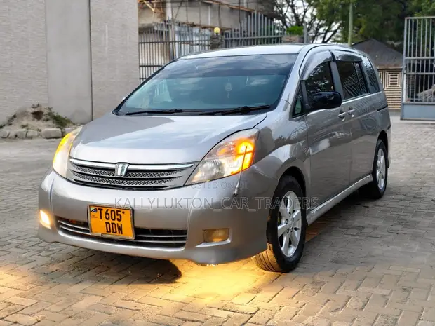 Toyota Isis 2009 Silver - 1