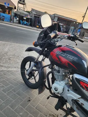 Bajaj Boxer 125 2021 Nyeusi