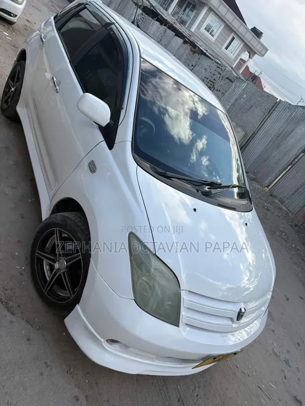 Toyota IST 2004 White - 1