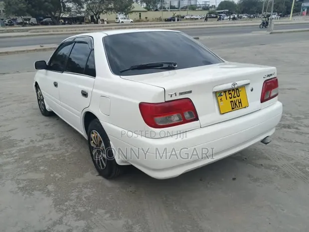 Toyota Carina 2000 White - 1