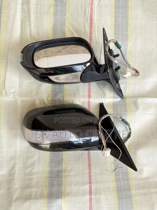 Toyota Crown Side Mirrors with Winkers (Used) - 1