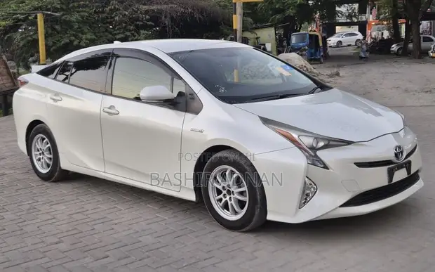 Toyota Prius 2017 White - 1