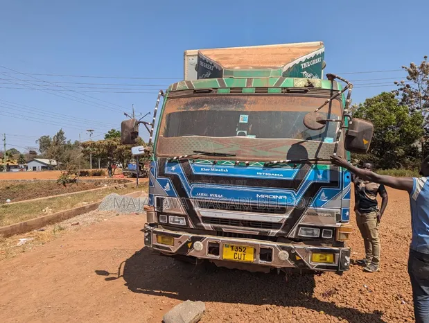 Fuso Super Great Lori - 1