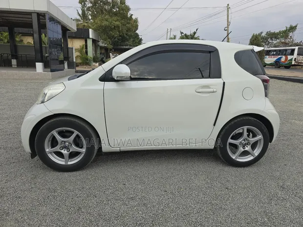 Toyota iQ 2008 Nyeupe - 1
