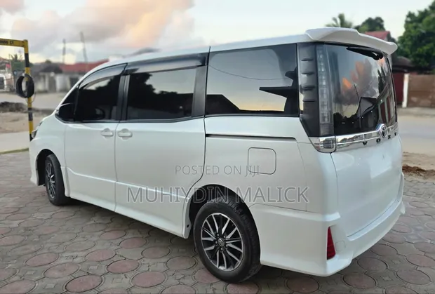 Toyota Voxy 2015 White - 1