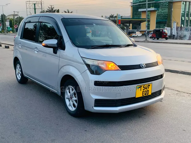 Toyota Spade 2014 Silver - 1
