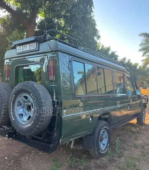 Toyota Land Cruiser 2011 Green - 1