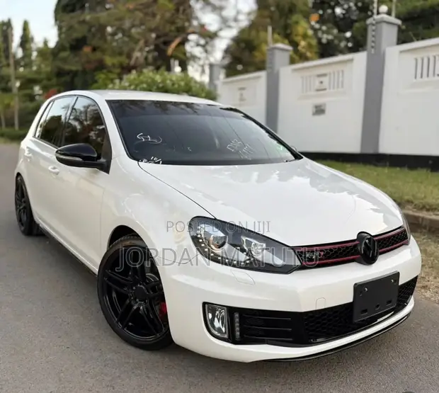 Volkswagen Golf 2011 Nyeupe - 1